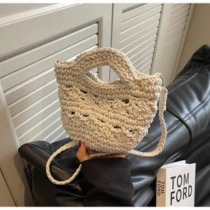 Detailansicht der cremefarbenen Häkeltasche mit Fokus auf Textur und Webmuster