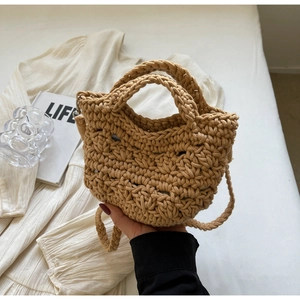 Details der handgewebten Häkeltasche in Khaki mit grober Textur und kurzem Tragegriff