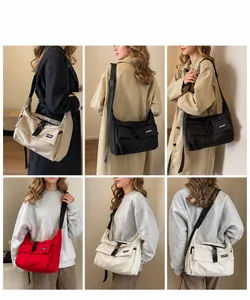 Modell mit großen Canvas-Umhängetaschen in Beige Schwarz und Rot in der Collage