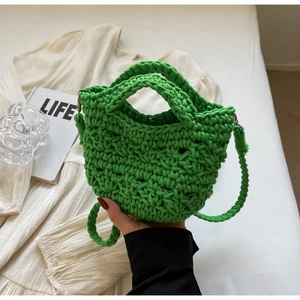 Handgefertigte grüne Handtasche aus Baumwollseil mit geflochtenem Riemen und Textur