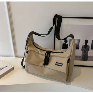 Detailweergave van de kaki messenger bag met duurzaam nylon en een zwarte ritssluiting