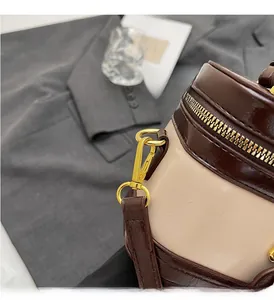 Detail von goldenen Beschlägen und Zwei-Wege-Reißverschlüssen an einer Tasche