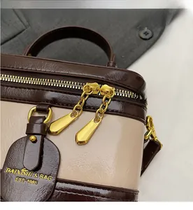 Makro-Detail von glatten goldenen Reißverschlüssen und Lackleder der Eimertasche