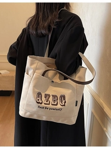 Borsa tote minimalista in tela beige con stampa di lettere e manici in pelle