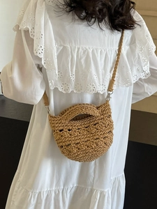Handgefertigte gewebte Umhängetasche in Beige mit Flechtstruktur für sommerliche Looks