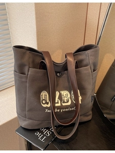 Borsa tote minimalista in tela grigio scuro con manici in pelle marrone e stampa
