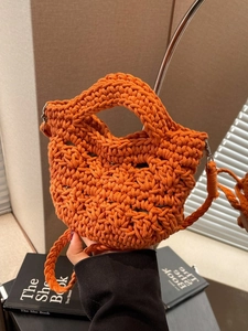 Handgefertigte orangefarbene Mini-Häkelbeutel-Tasche mit gewebter Struktur