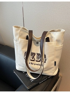 Borsa tote in tela con manici in pelle marrone e stampa CZBA vintage, vista laterale di 45°