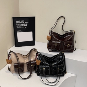 Détails de grands sacs fourre-tout en café, beige et noir avec surpiqûres blanches