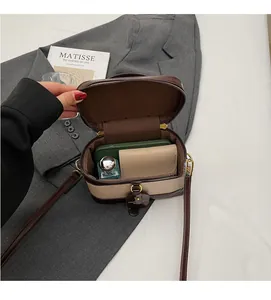 Innenansicht der Vintage-Box-Tasche mit Platz für Handy, Geldbörse und Parfüm