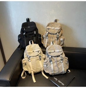 Détail de quatre sacs à dos de voyage en nylon avec poches multiples et boucles de serrage