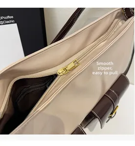 Détail de la fermeture éclair en métal doré et de la poche interne du cabas beige