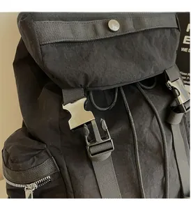 Détail de la boucle en métal argenté et du cordon de serrage sur le grand sac de voyage