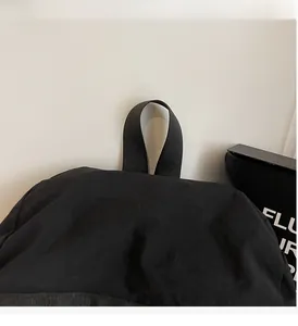 Détail de la poignée en nylon renforcé sur le grand sac à dos de voyage noir robuste