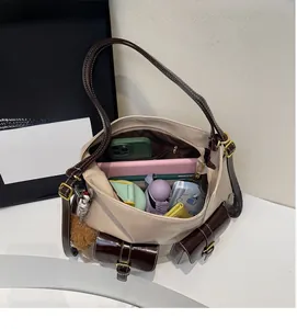 Vue de dessus de l'intérieur spacieux du sac montrant la capacité pour tablette et maquillage