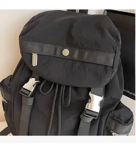 Détail d'un sac à dos de voyage en nylon noir avec fermeture à double boucle robuste