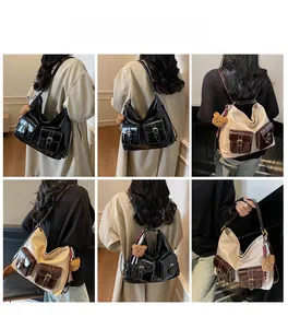 Vues détaillées de sacs à main spacieux aux couleurs contrastées et charms ours