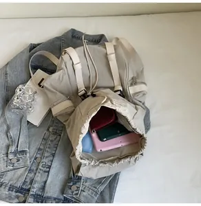 Détails d'un grand sac à dos en nylon à cordon avec rangement pour objets quotidiens