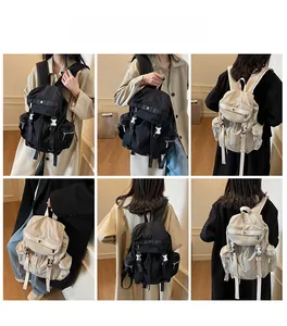 Collage de mannequin portant un sac à dos en nylon imperméable en noir et beige clair