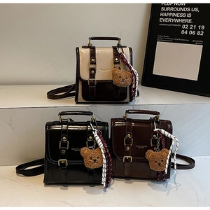 Tre borse vintage in pelle PU in crema, nero e marrone scuro con ciondoli a forma di orso