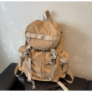 Détails du sac à dos en nylon kaki imperméable avec sangles à boucle et poches latérales