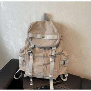 Détails du sac à dos en nylon imperméable avec boucle en métal et poches latérales