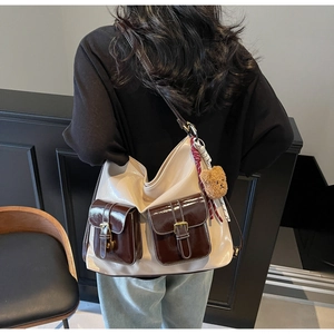 Détails du sac à bandoulière vintage avec poches contrastées et breloque ours peluche