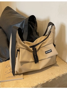Khaki crossbodytas met grote capaciteit en zwarte riem in casual Japanse stijl