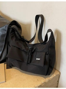 Zwarte messenger bag in Japanse collegestijl met verstelbare riem voor dagelijks gebruik