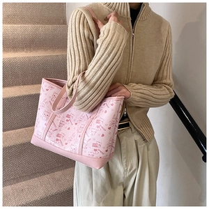 Rosa Shopper mit süßen Cartoon-Katzen und Kaninchen-Prints am Modell getragen