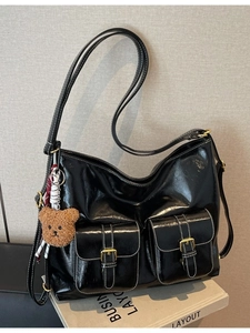 Sac hobo noir en cuir avec surpiqûres blanches et pendentif ours pour le quotidien