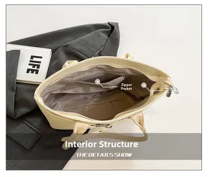 Vue intérieure du cabas en similicuir beige avec compartiment spacieux et poche zippée