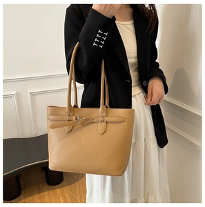 Détail du sac cabas en cuir grainé kaki avec sangle décorative et boucle métallique