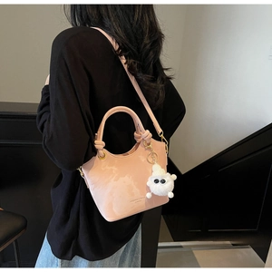 Rosa Eimertasche mit Schleifengriff und Plüsch-Wolkenanhänger am Model