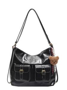 Sac hobo chic en cuir noir brillant avec surpiqûres contrastées et pendentif ours