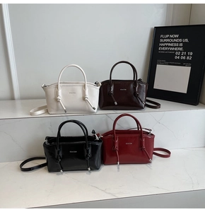 Collezione di borse in pelle lucida in bianco, marrone, nero e bordeaux con doppi manici