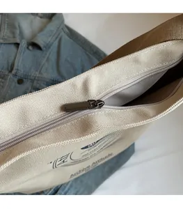 Détail de la fermeture éclair fluide et texte Archive Attitude sur sac en toile