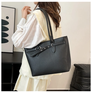 Détail du sac cabas noir en cuir grainé avec sangle à boucle élégante pour le travail