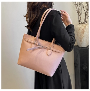 Détail du sac cabas rose-violet en cuir grainé avec sangle décorative et boucle métal