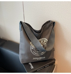 Gros plan du sac cabas en toile gris anthracite avec motif graphique vintage blanc