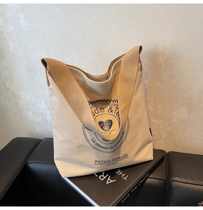 Détail du sac cabas en toile avec imprimé graphique bleu vintage et large bandoulière