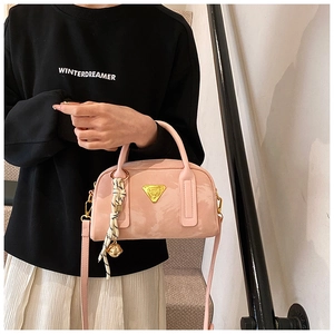 Sac bowling rose en daim avec logo triangle doré et accessoire foulard en soie fleurie