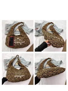 Detailansichten der Canvas-Tasche mit Leopardenmuster aus vier verschiedenen Winkeln