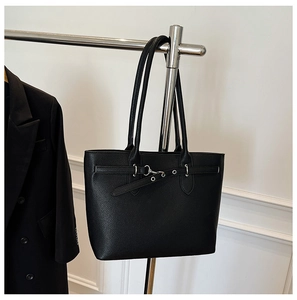 Détail du sac cabas noir en cuir grainé avec sangle à boucle et longues anses