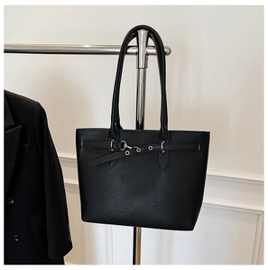 Détail du sac cabas noir à grain de litchi avec boucles argentées et texture cuir