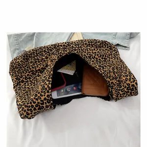 Innenansicht der Leo-Print Shopper Tasche mit Stauraum für Smartphone und Geldbörse