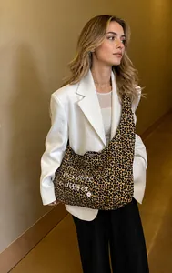 Detail der Canvas-Tragetasche mit Leopardenmuster und Dare to be different Stickerei