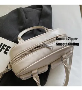 Dettaglio borsa in ecopelle beige con texture a pieghe e tasche frontali decorative