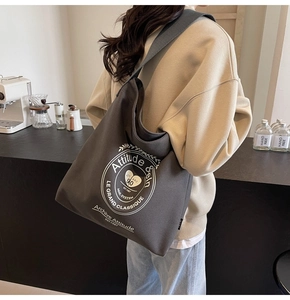 Vue détaillée du sac cabas en toile anthracite avec imprimé vintage blanc attitude et style