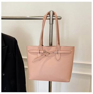Vue détaillée du sac cabas rose en cuir avec boucle argentée et sangle à œillets
